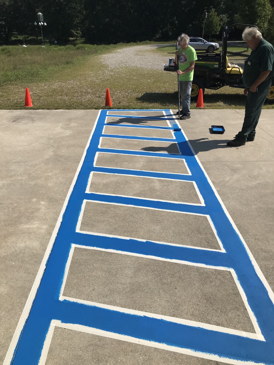 hc lot 2 Del makes sure Mike stays within the white lines