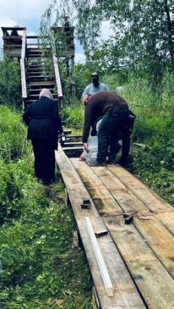 The volunteer group from Stelantis-Chrysler working on the new footbridge leading to the viewing tower in Paul's Woods